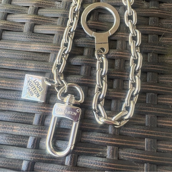 Louis Vuitton Silver Chain Key Holder - Picture 4 of 9